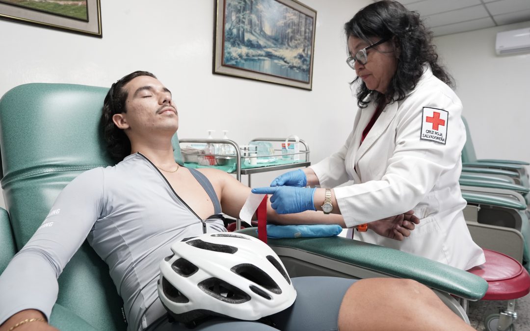 Pedalearon para ir a donar sangre a Cruz Roja Salvadoreña