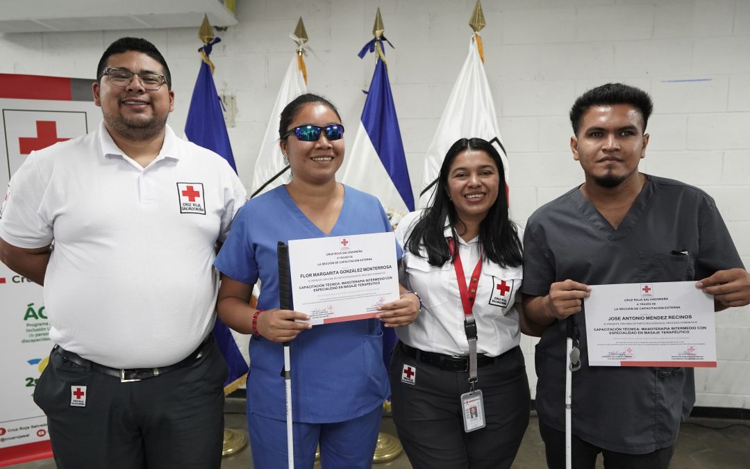 Cruz Roja Salvadoreña tecnifica a personas con discapacidad visual